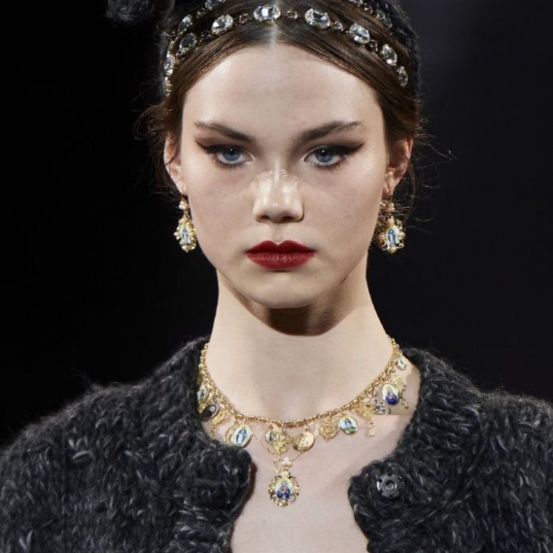 اكسسوارات شعر الباند الكريستالي الفاخر لرمضان 2020 من Dolce & Gabbana