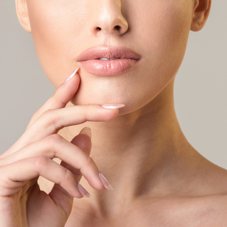 طرق طبيعية وبسيطة لعلاج الشفاه الداكنة في المنزل خلال أيام رمضان