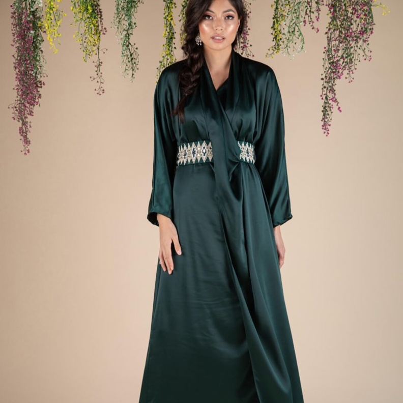 الأخضر الداكت بأسلوب راقي وبسيط مع التطريزات الناعمة بأسلوب الحزام.