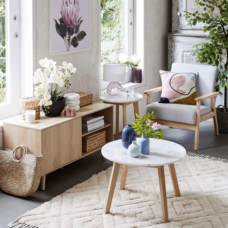 أواني ملونة مع النباتات الطبيعية في ديكور طاولات غرف المعيشة