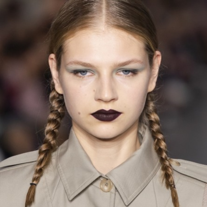  تسريحات شعر بسيطة بدون سشوار للصبايا مع الضفائر الجانبية في رمضان من Fendi