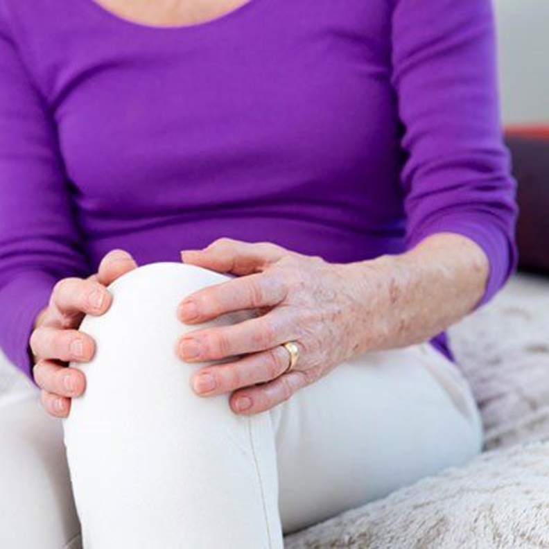  التقدم في السن أحد أسباب خشونة الركبة عند النساء