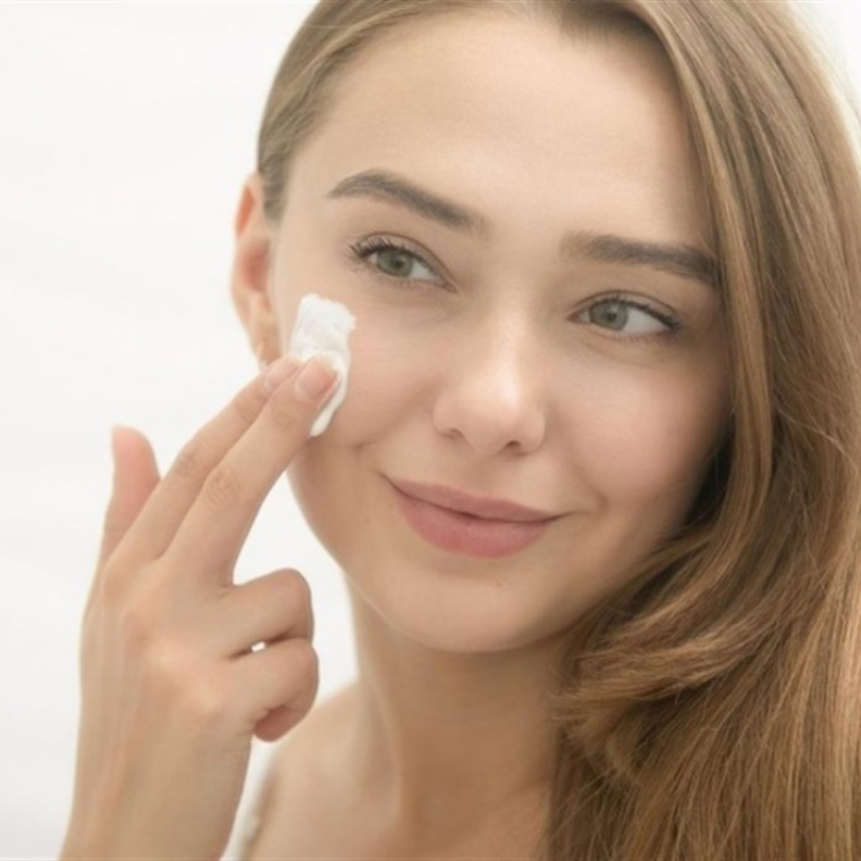  احرصي على وضع واقي الشمس يومياً للحفاظ على بشرتك