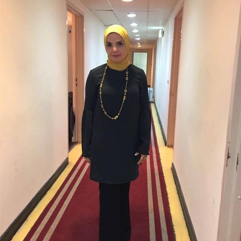 ازياء تناسب المحجبات من الاعلامية منى عبد الغني بتصاميم واسعة باللون الاسود