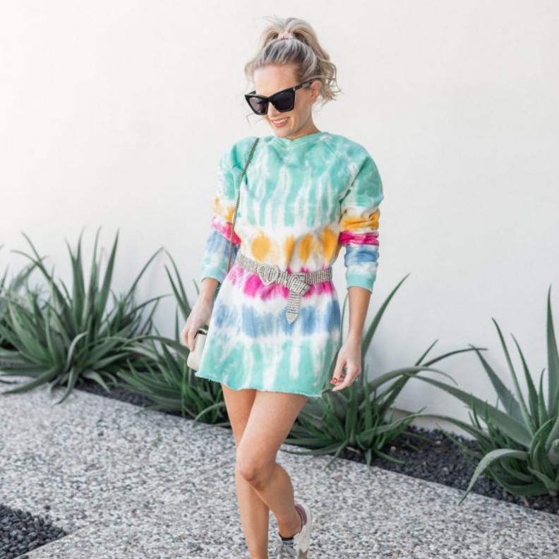  لوك صيفي في الفستان القصير المصبوغ