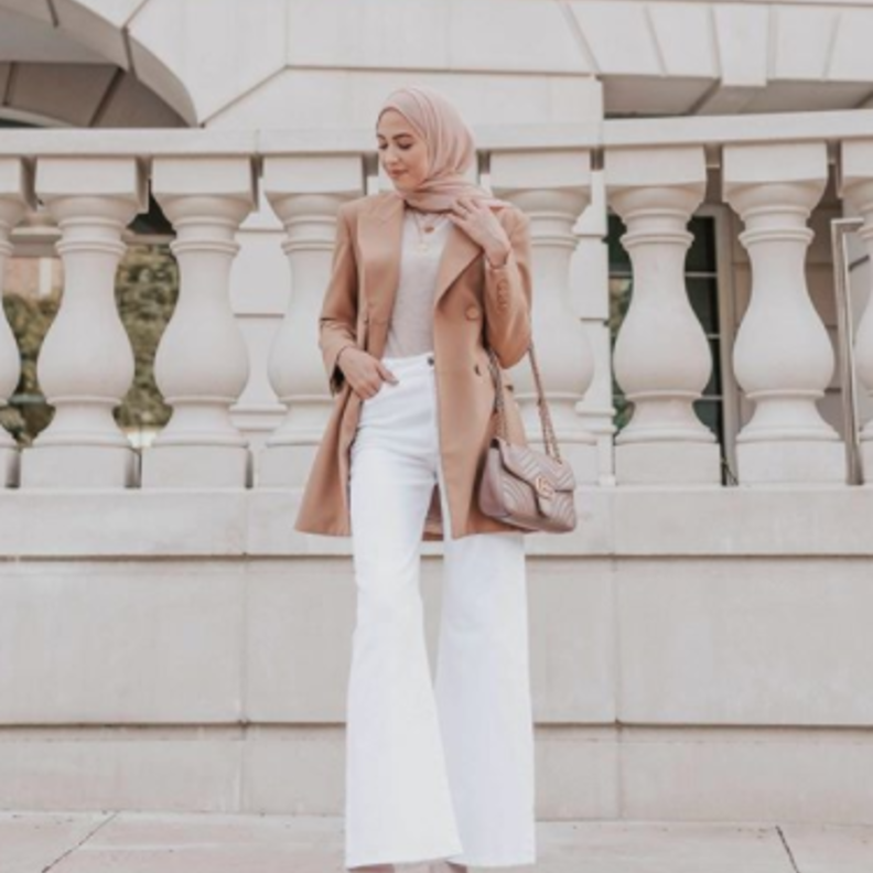 لينا صنوبر في لوك ناعم في البنطلون الأبيض