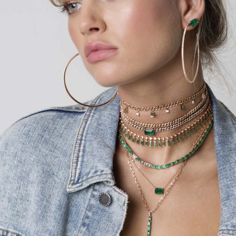 مجموعة ويش بون Wishbone.  قرط وعقد تشوكر ضيق، وعقدان مع عقد سايد Side ذهب أبيض والماس. كل المجوهرات من كاموشكي جوليري Kamushki Jewellery