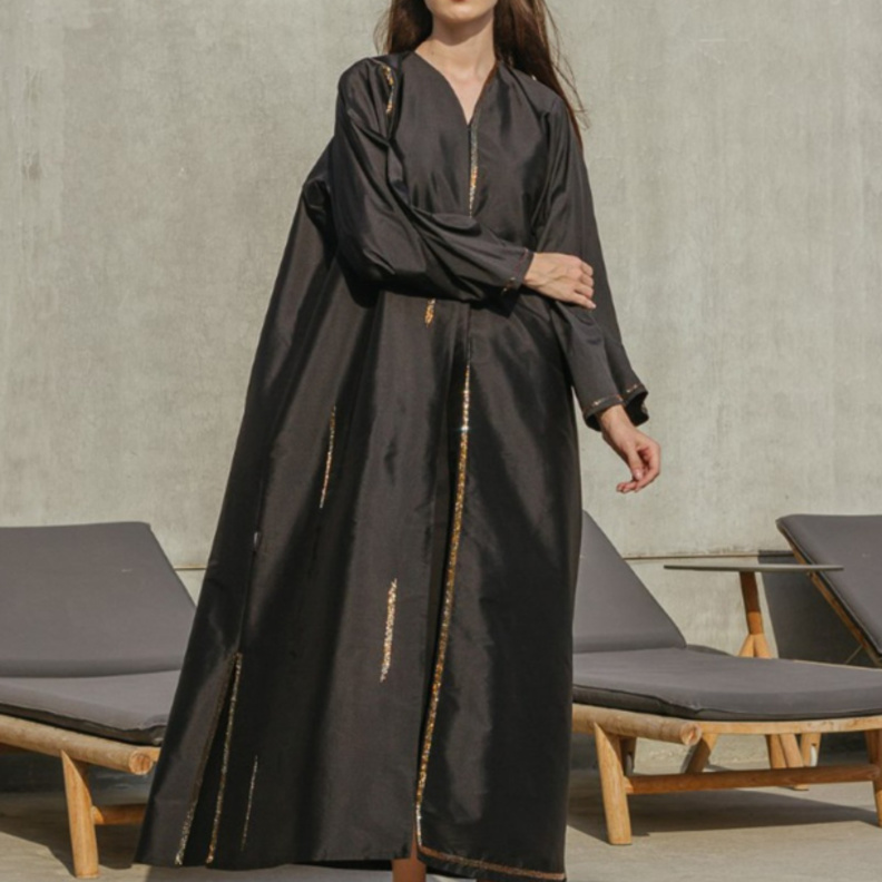 تصميم عصري وشبابي باللون الزسود مع لمسات الذهبي من Asmaamarri