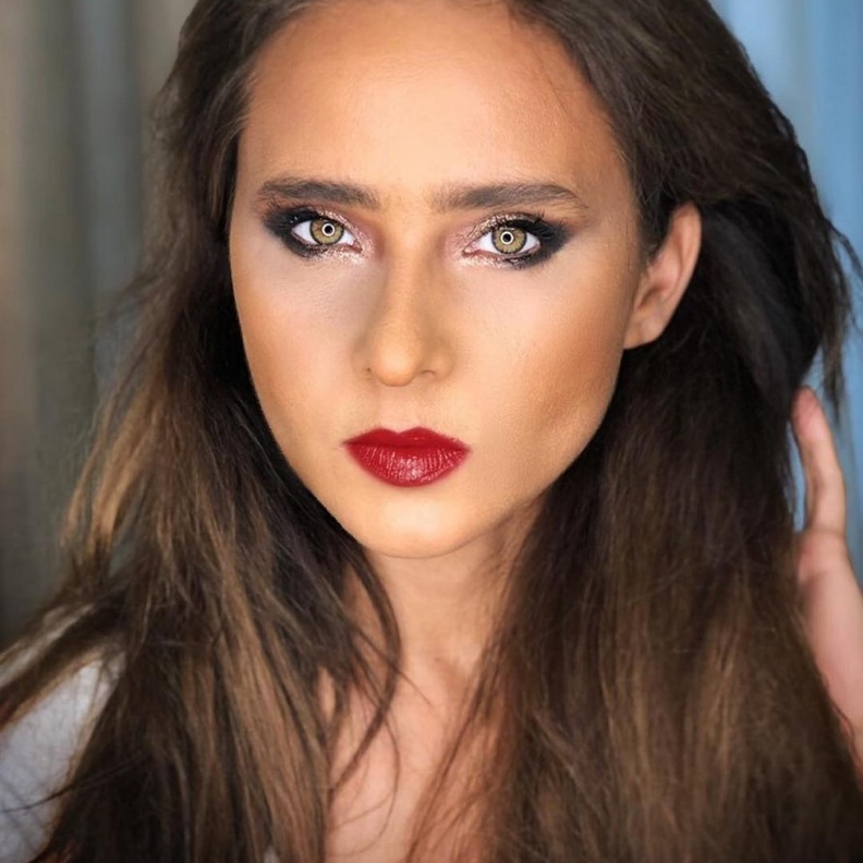 طريقة وضع الوان احمر شفاه قوي ولماع من وحي اطلالات النجمة نيللي كريم