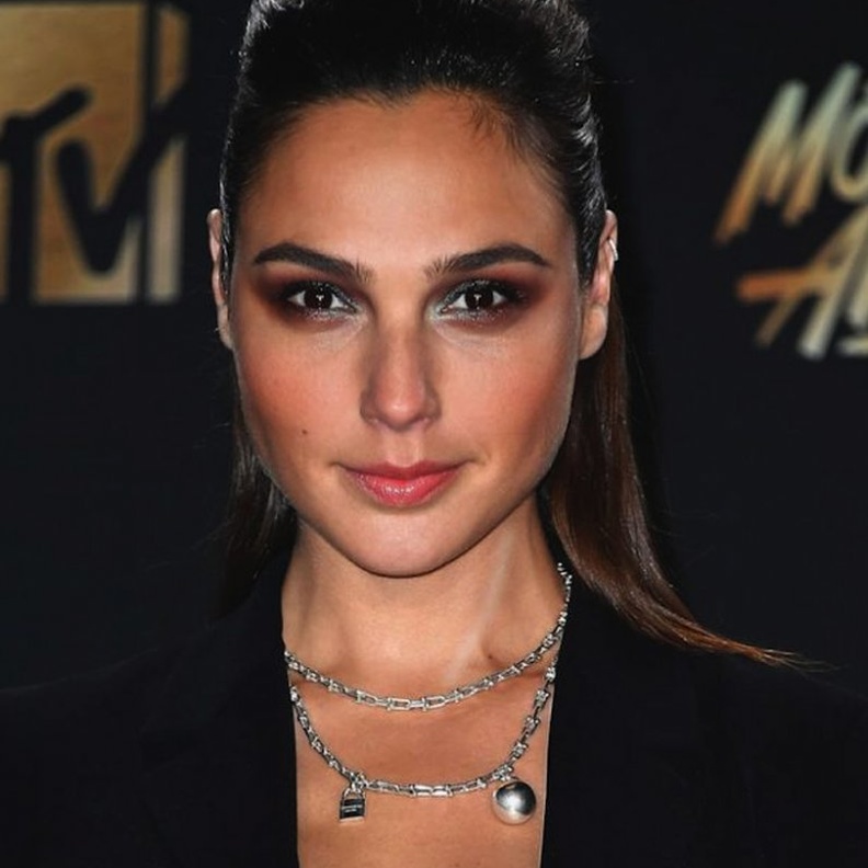 غال غادوت راقية بقلادة عصرية من تيفاني Tiffany