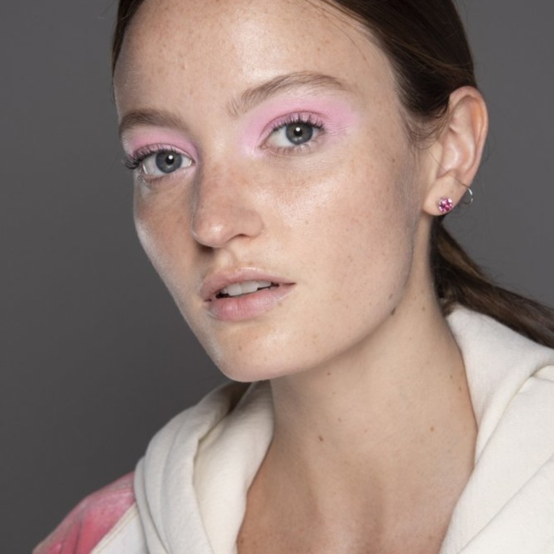 اختاري لون الظلال المناسب للون بشرتك