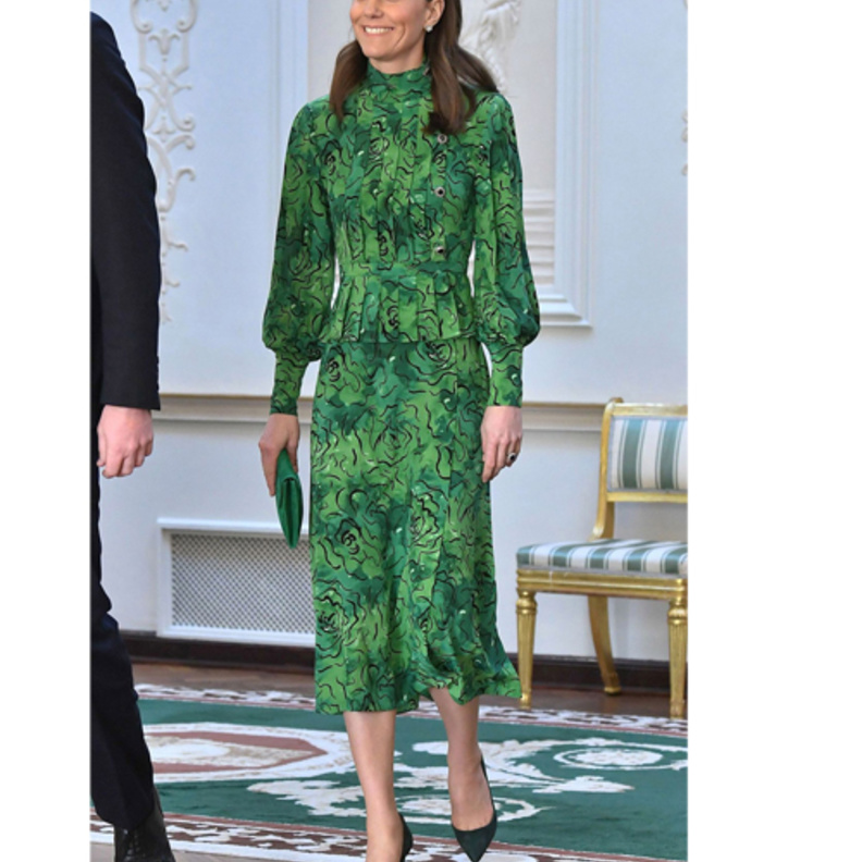  كايت ميدلتون في فستان ميدي معرق باللون الأخضر