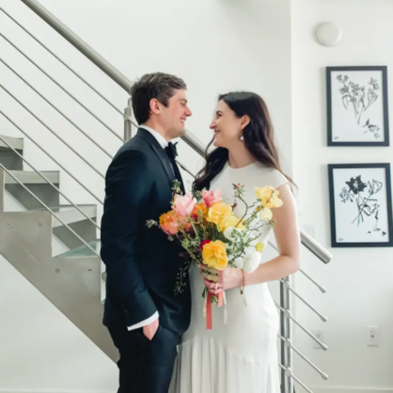 العروسين اثناء استقبال ضيوف حفل الزفاف الافتراضي عبر منصة زووم