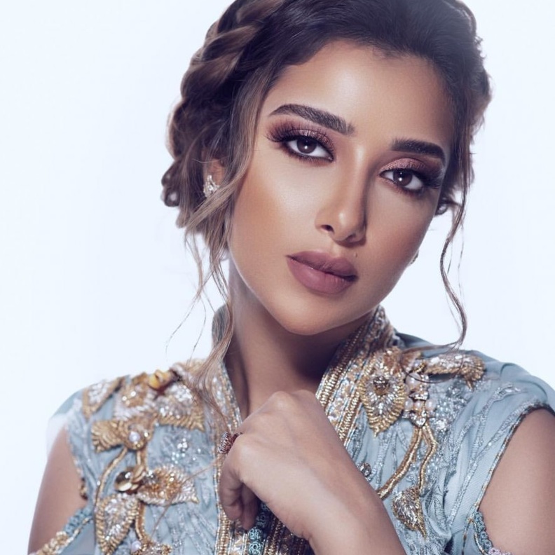  تسريحات شعر مع الضفائر على شكل باند مستوحاه من إطلالات بلقيس فتحي لربيع 2020