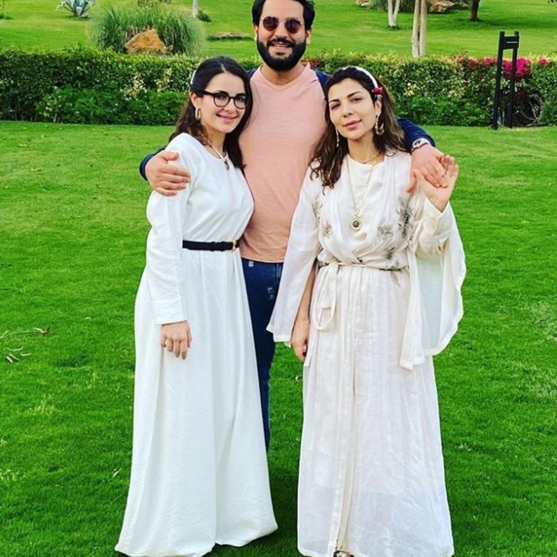 أصالة إختارت عباية مفتوحة على شكل رداء، تميّزت بالتطريز الأنيق