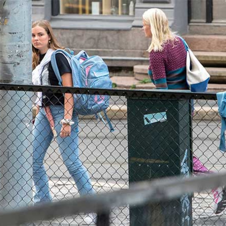 الأميرة أنجريد تساعد زملائها الطلاب في ظل أزمة كورونا