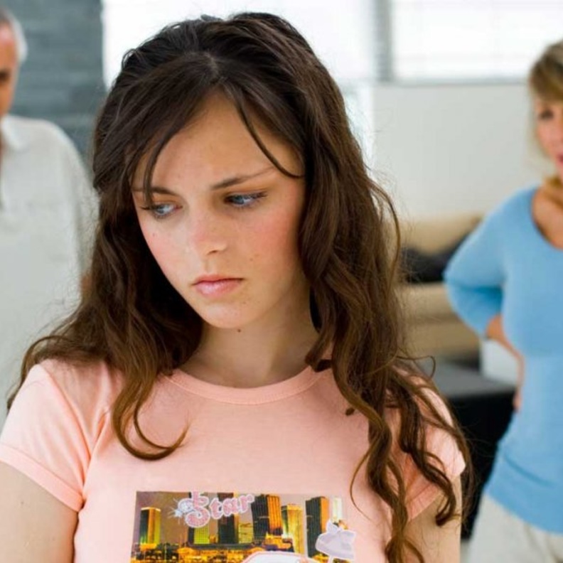 إيجابيات وسلبيات تدخل الأهل في حياة أبنائهم