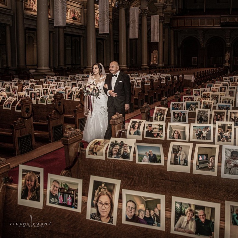 صور المعازيم شاركت العروسين فرحتهما