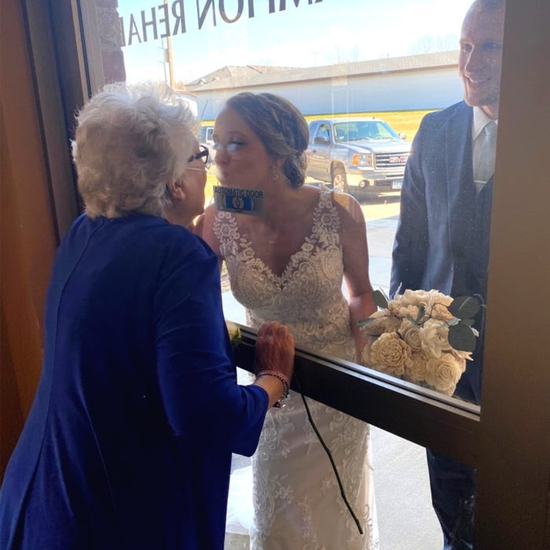 قبلات من وراء الزجاج بين الجدة وحفيدتها