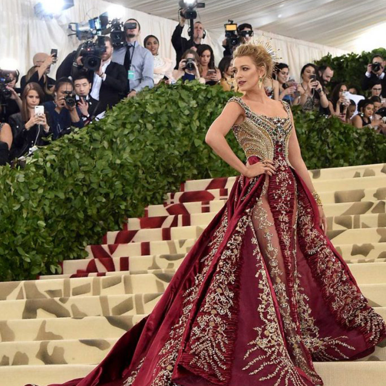 بلايك لايفلي بإطلالة من Atelier Versace