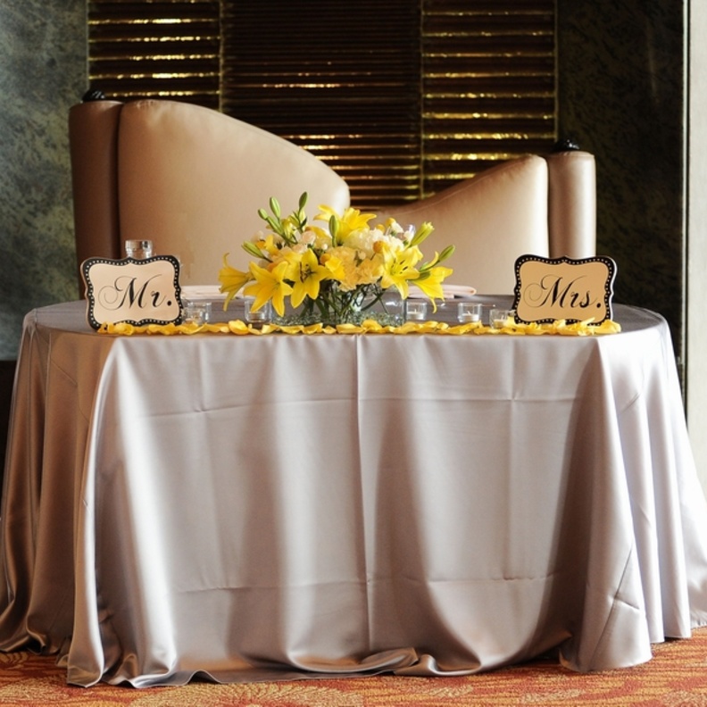  شراشف الدانتيل أو الشيفون أو الساتان من الأفكار المميزة لتزيين طاولة عقد القران