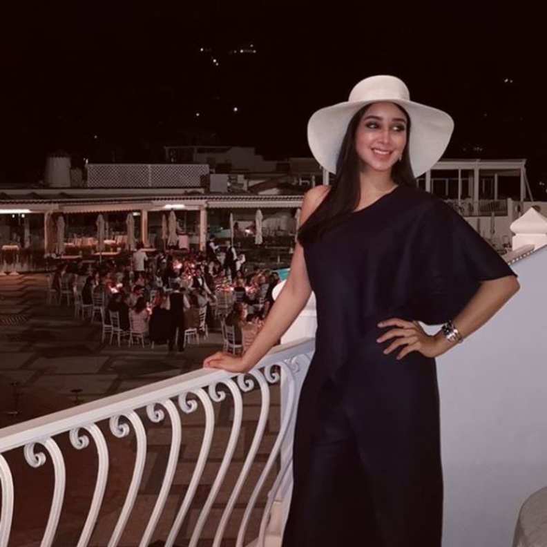  تألقت أسيل في أحدث صورة على إنستقرام بفستان أسود طويل بقصة الكتف الواحد