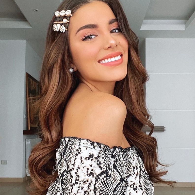  تسريحة شعر مفرودة مزينة بالاكسسوارات