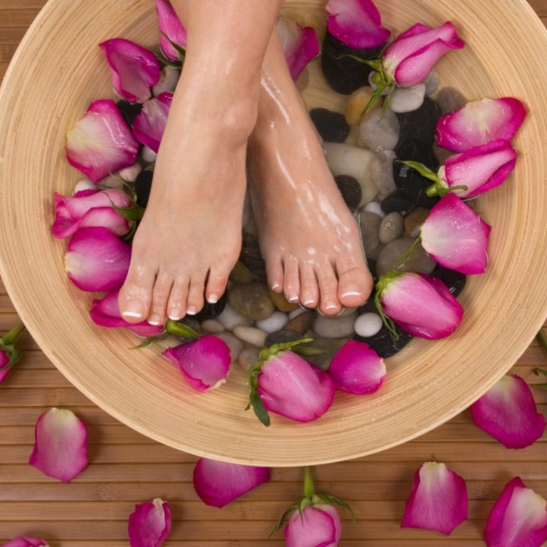 ضعي الشوفان وماء الورد لتقشير قدميك