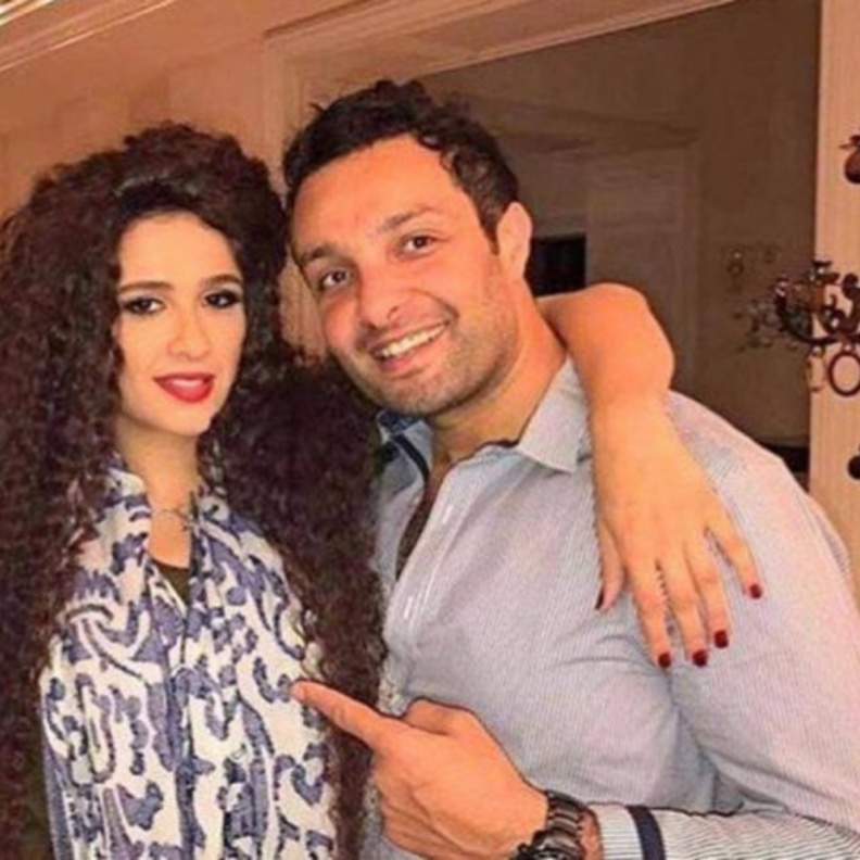 ياسمين عبد العزيز وشقيقها