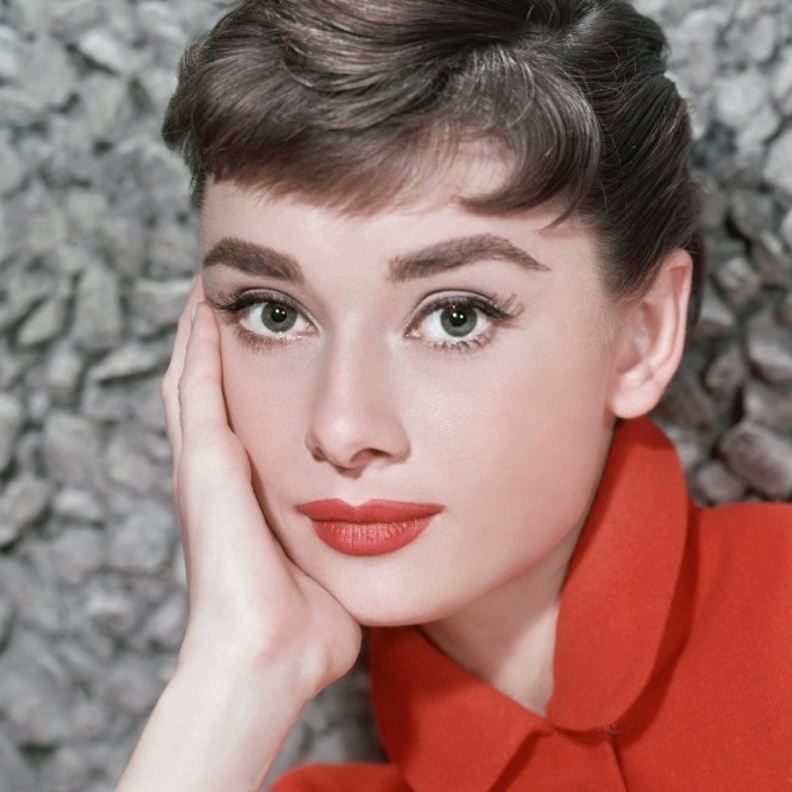 أروع إطلالات أودري هيبرن الجمالية