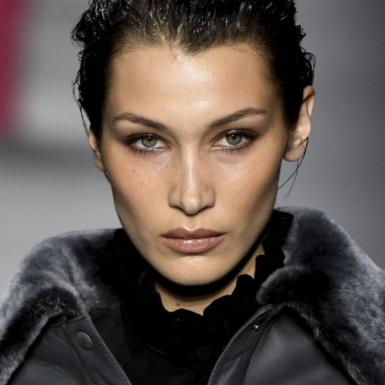 مكياج عيون برونزي وبراق لسهرات رمضان 2020 في المنزل من Alberta Ferretti