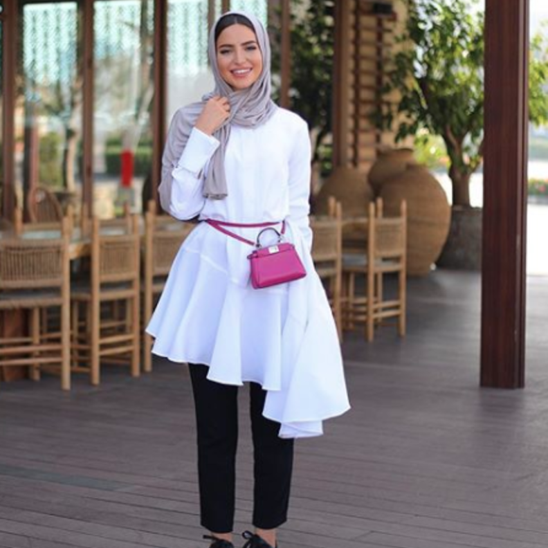  نسقت فاطمة حسام اطلالة شبابية في البلوز الطويل