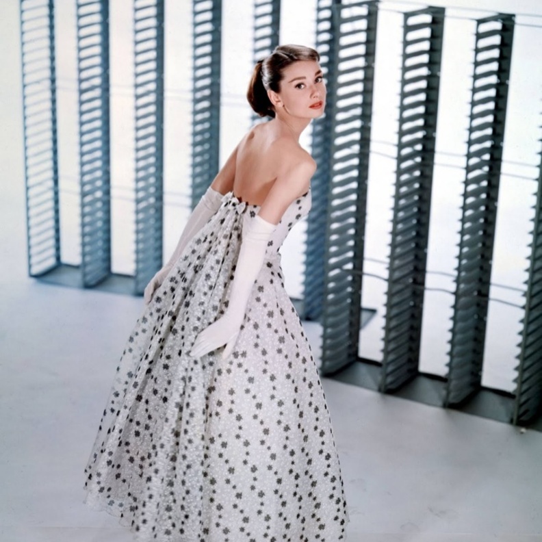 أودري هيبورن في فستان باللونين الفضي والأبيض نسقته مع حذاء باليرينا وقفازات وصلت حد الكوع