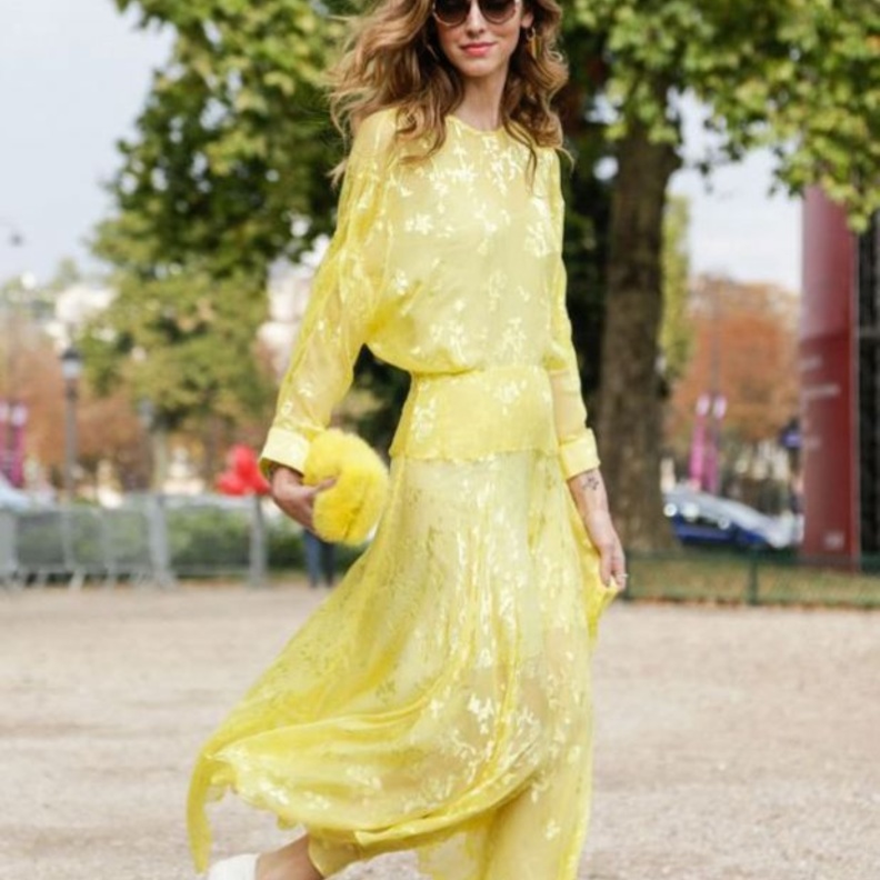 أسلوب ربيعي جذاب بالفستان باللون الأصفر بالقصة الأنثوية مع الحذاء الكاجوال الأبيض بأسلوب شبابي