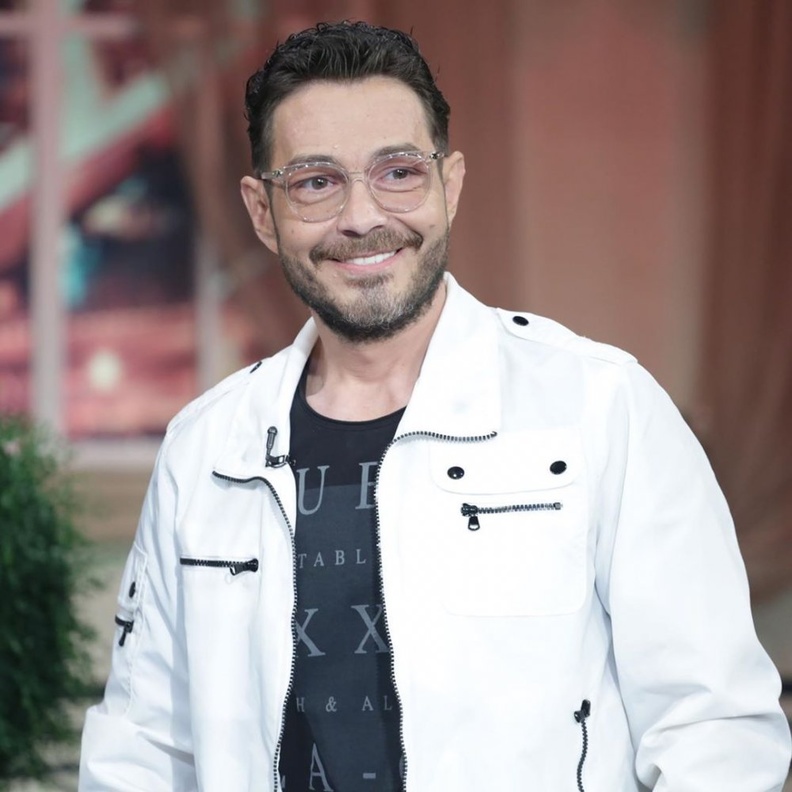 احمد زاهر يحرك اذنيه