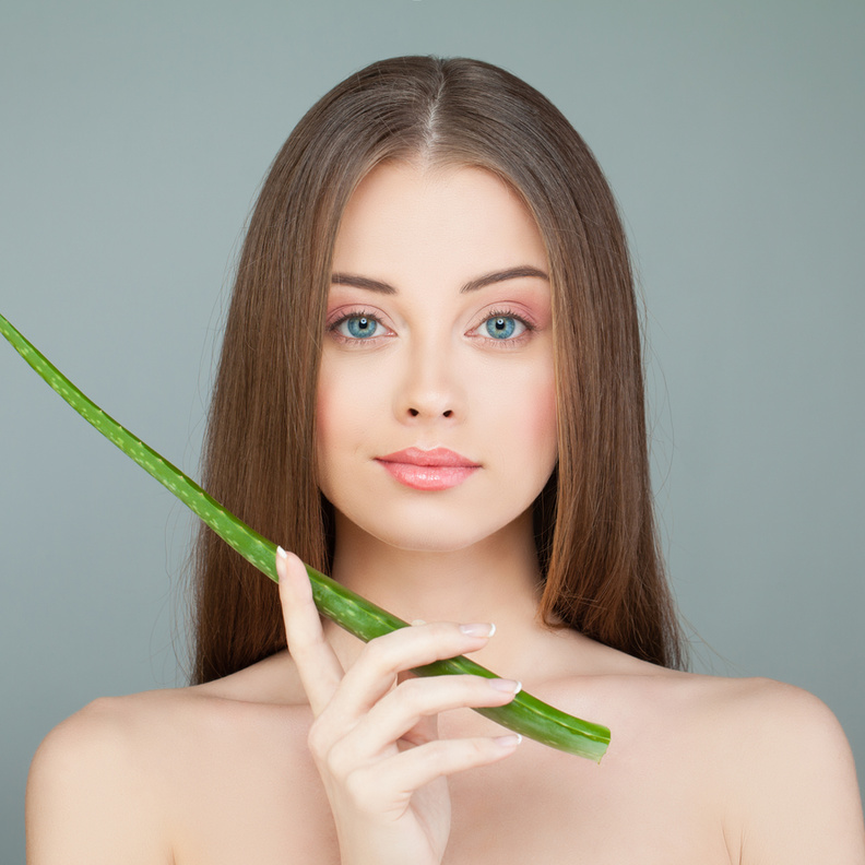 ضعي الألوفيرا على وجهك لتفتيح البقع الداكنة