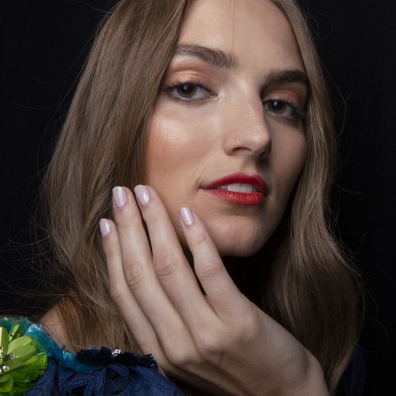  الوان مناكير بتدرجات الباستيل لتطبيقها خلال الحجر المنزلي من Badgley Mischka