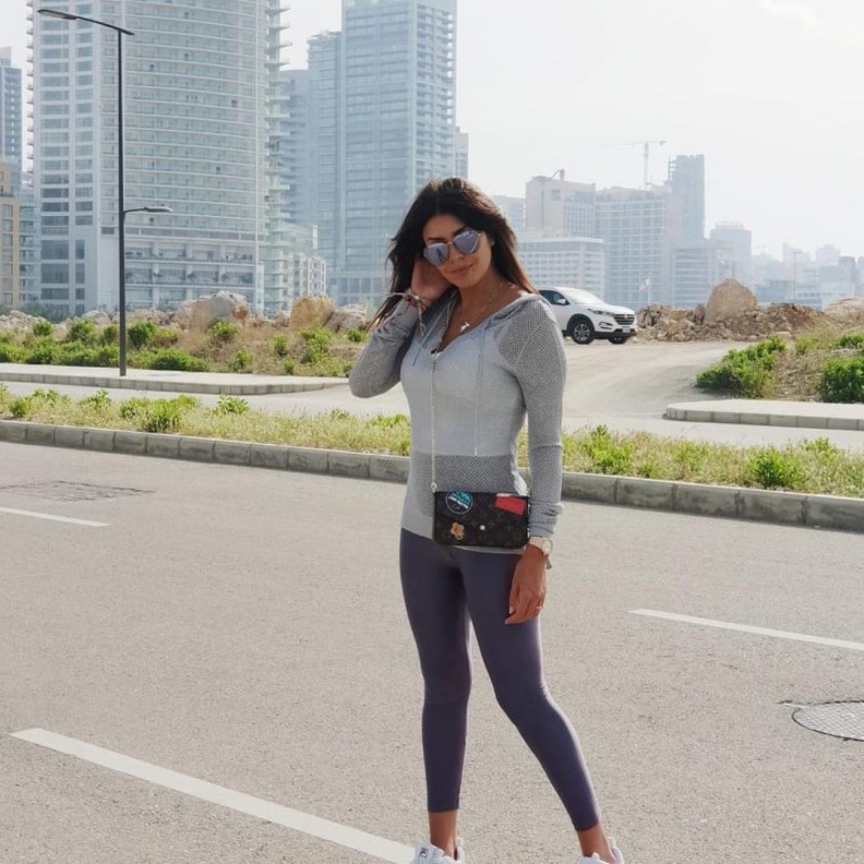  أمل بوشوشة بموضة البناطيل الرياضية مع الليغينغ الضيق