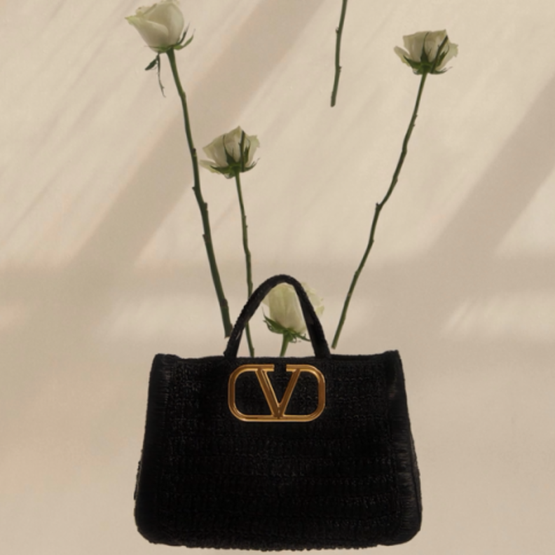 Valentino  تتعاون مع المصور والفنان عبدالله الماظ