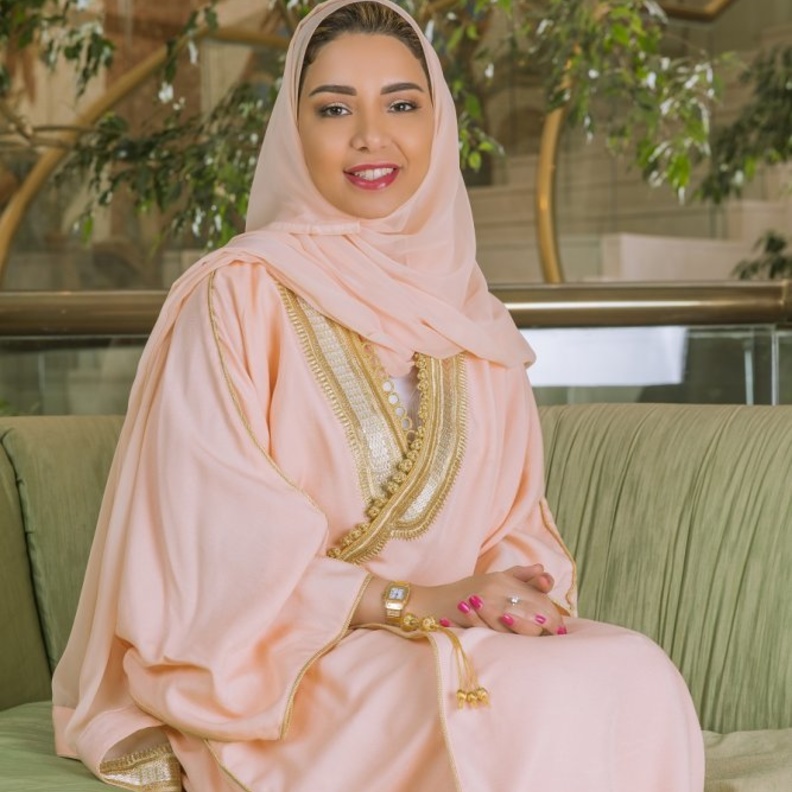 مدربة الأتيكيت السعودية دانية بن سعيدان