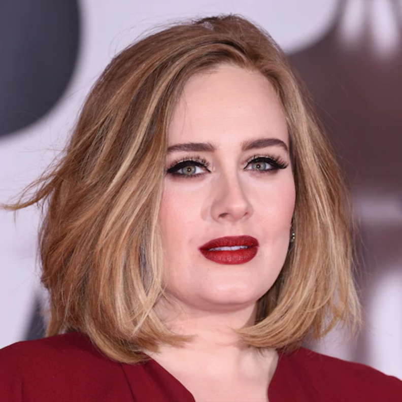  تعشق أديل أحمر الشفاه باللون الأحمر الأصيل