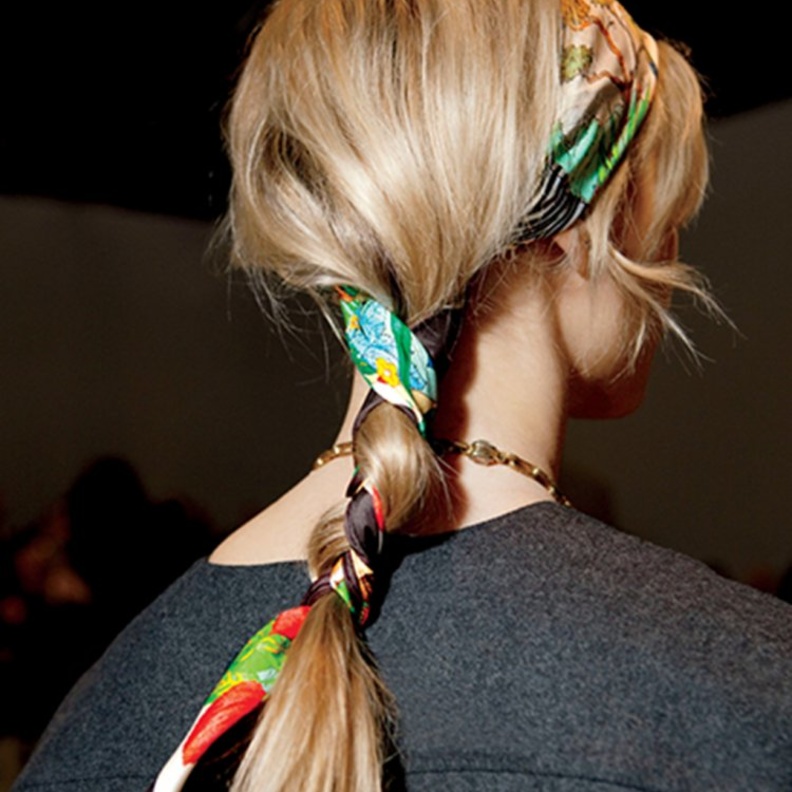 اعتمدي تسريحة ذيل الحصان مع وشاح الشعر لطلة مميزة خلال الحجر المنزلي