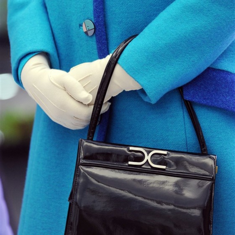  ترافق هذه الحقيبة اطلالات الملكة منذ 50 عاماً