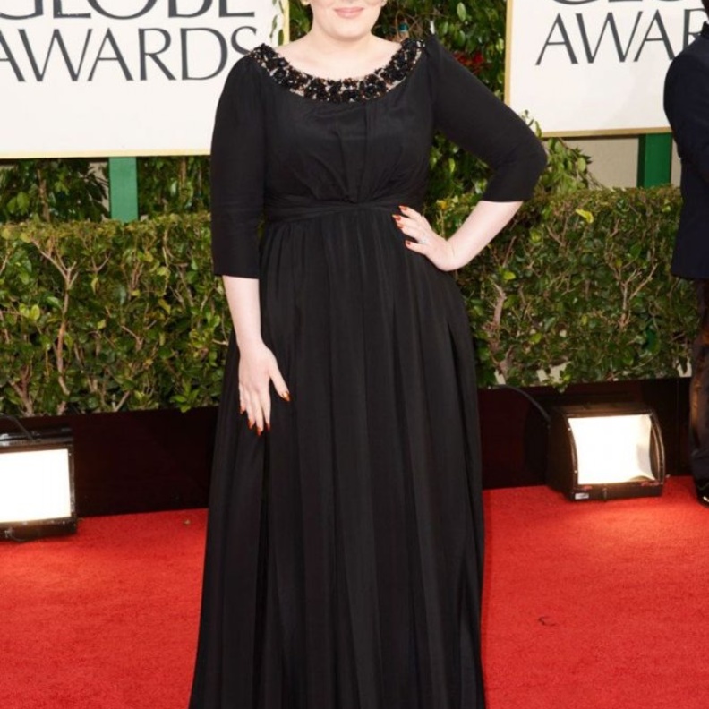 تميل اديل الى اختيار الفساتين باللون الأسود