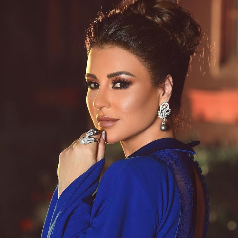  طبقي مكياج العيون الصغيرة مع ظلال السموكي البرونزية بأسلوب ماغي بو غصن