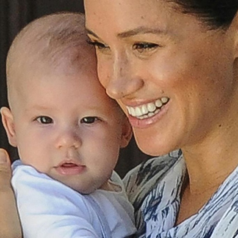 كيف يبدو " آرتشي" ابن الأمير هاري وميغان ماركل في عيد ميلاده الأول؟