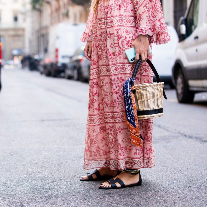  اعتمدي صندل مريح من دون كعب باللون الأسود