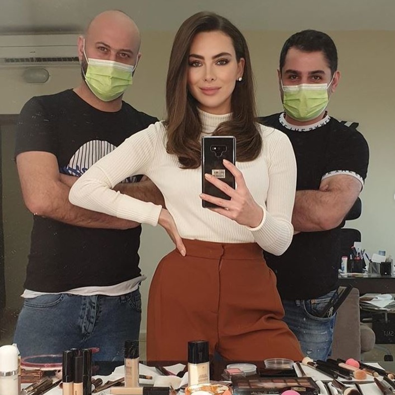  نسّقت السروال مع الكنزة الصوفية بالياقة العالية