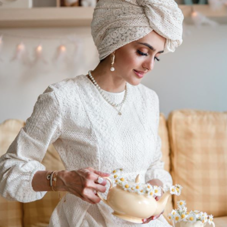 التوربان الأبيض باطلالة جذابة وأنثوية بأسلوب غادة عثمان