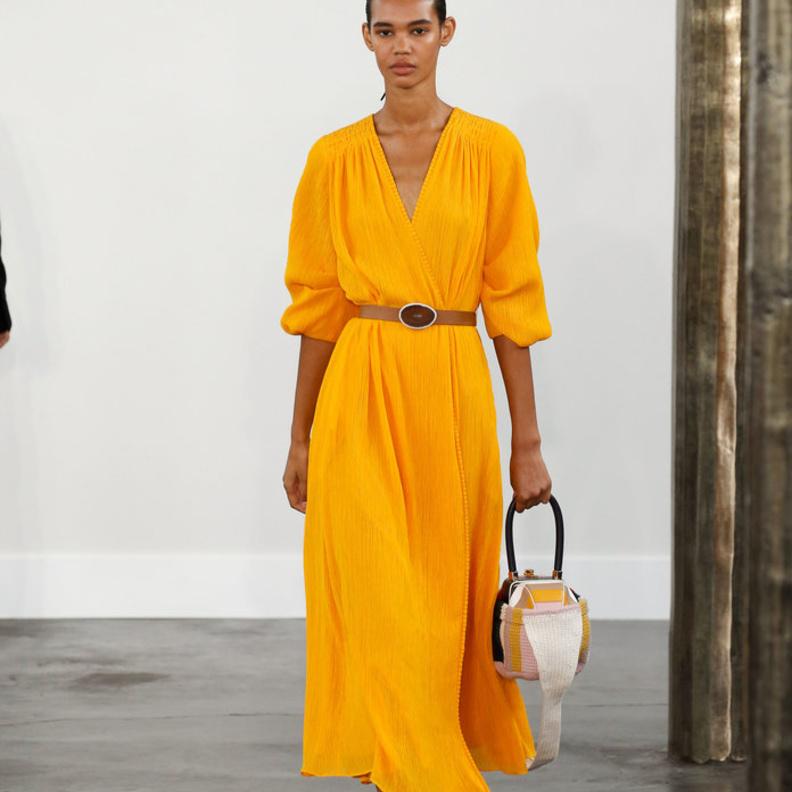  فساتين واسعة ومحتشمة باللون المرجاني لاطلالات رمضان 2020 من Gabriela Hearst